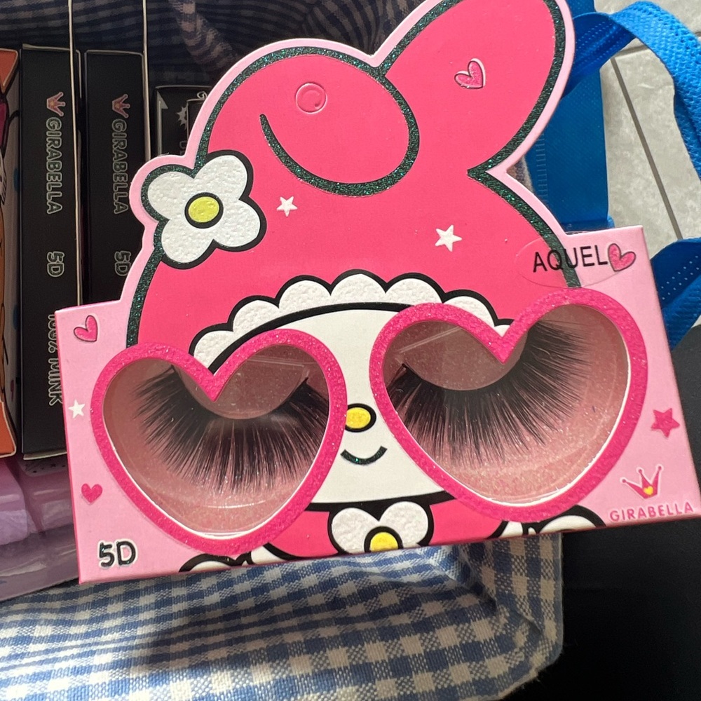 Lashes - Picture 4 of 10